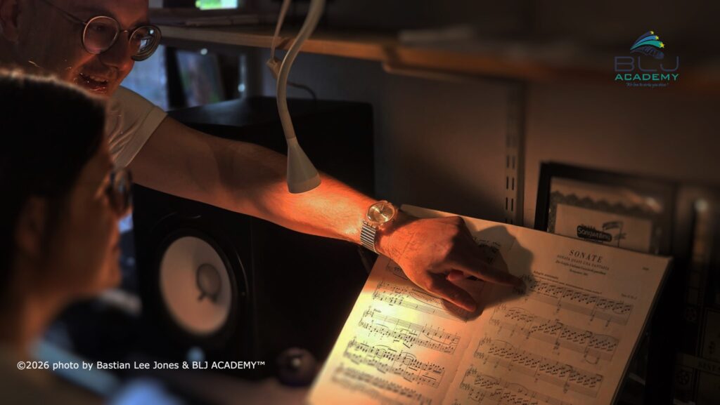 Unterrichtssituation in der BLJ Academy mit Klavier und Noten.